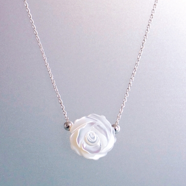 Collier argent fleur de nacre sculptée